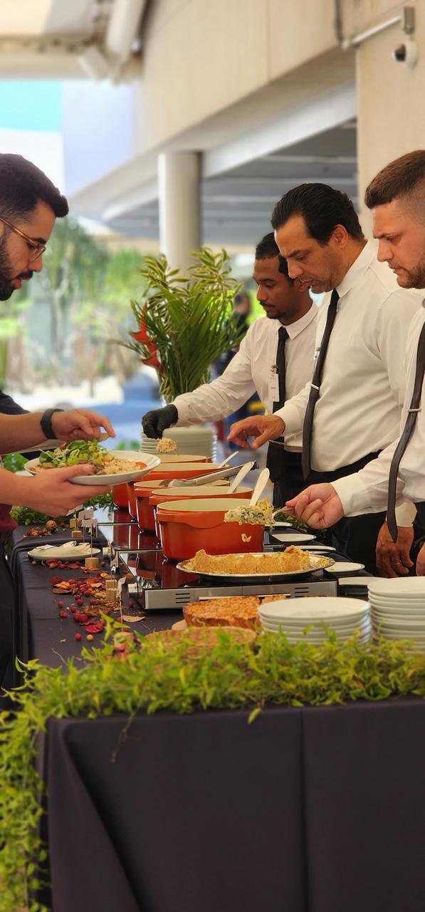 Equipe Arte Buffet servindo buffet corporativo